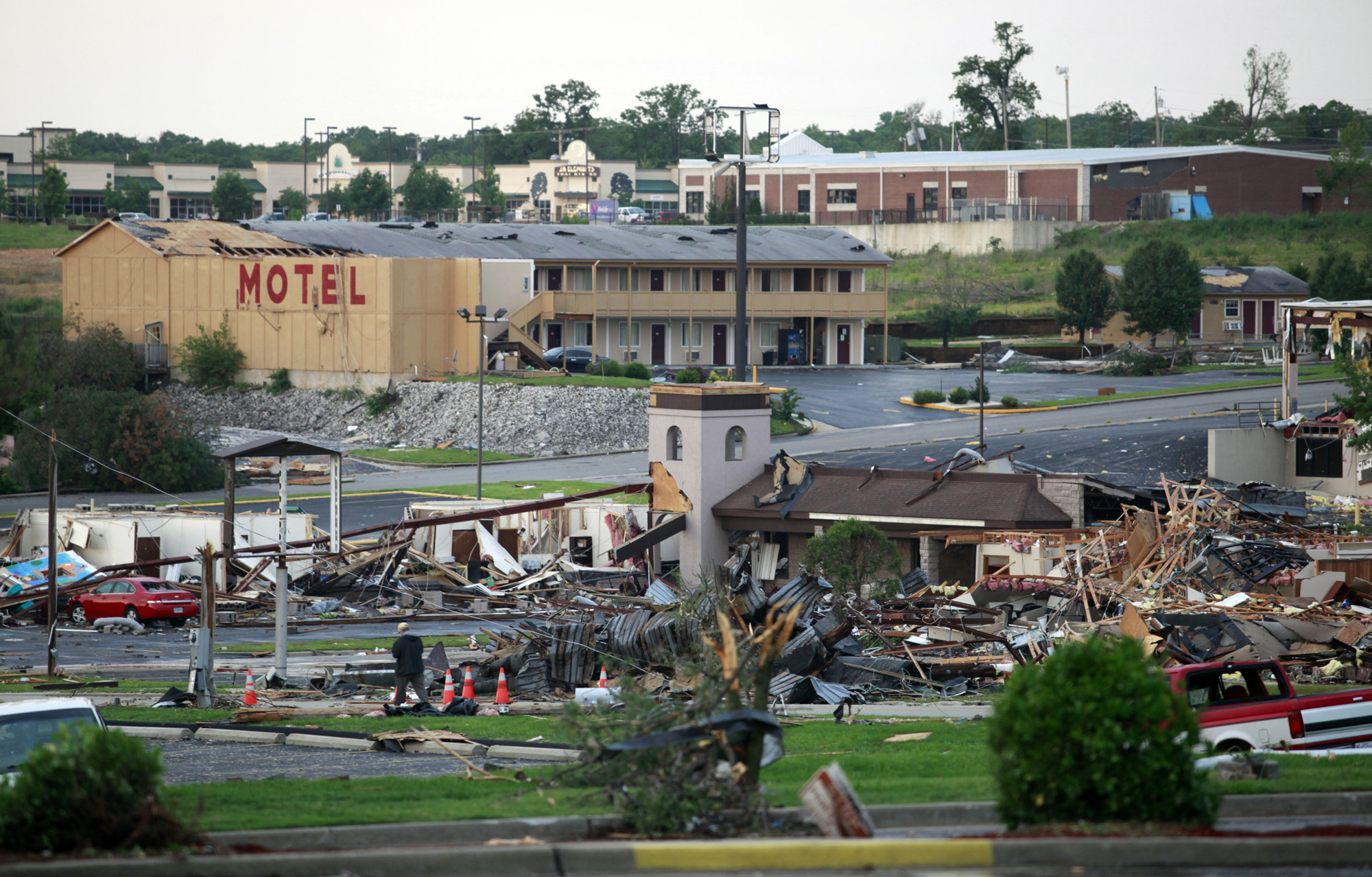 Downright scary Former KU guard Jeff Boschee safe from Joplin tornado